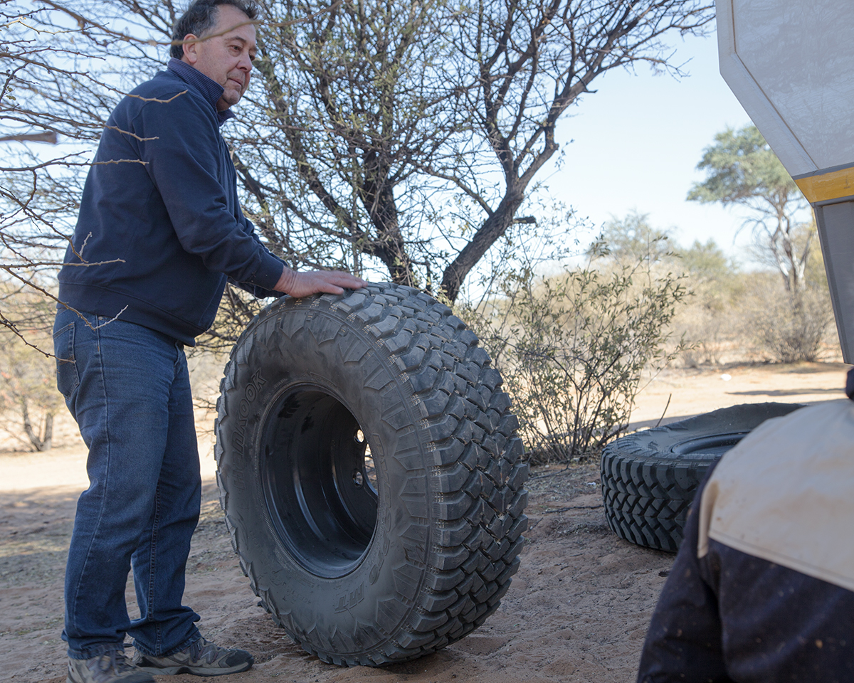 The Fab Four Conquer The Kalahari - En Route to Mabuasahube - Image 15