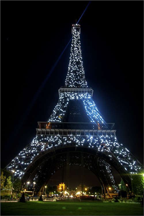 Les Girls are Frenching It - Paris